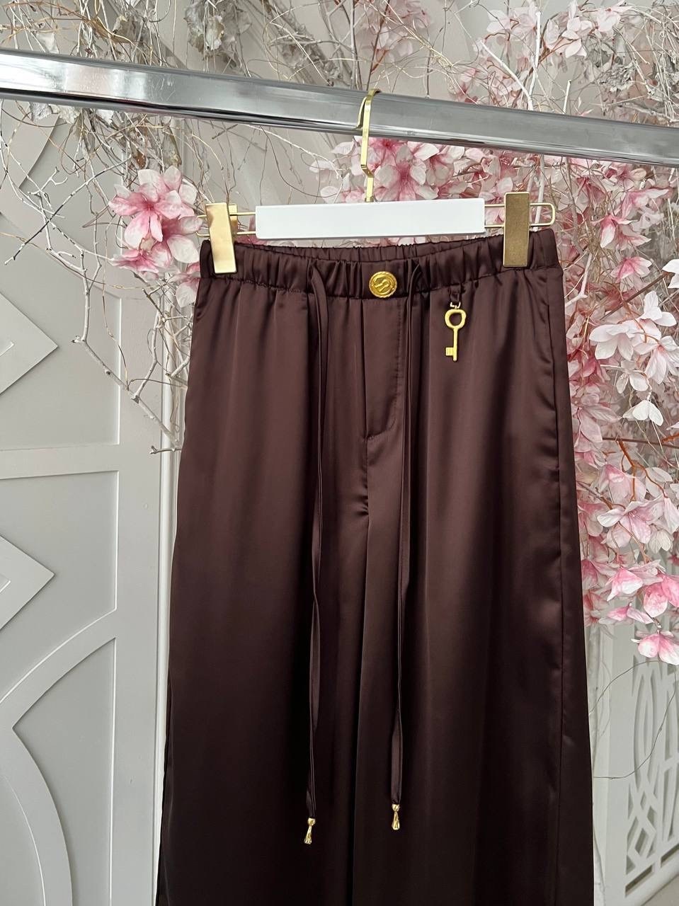 атласный костюм вечерний,атласный костюм,брючный атласный костюм,комплект атласный брючный,костюм брючный шёлк "шоколад"