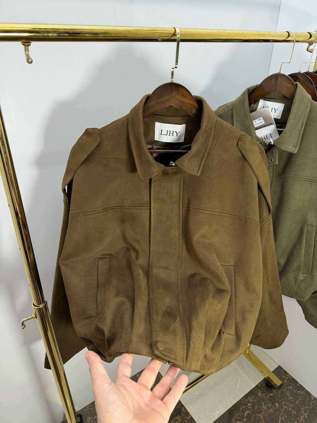 замшевая куртка,куртка бомбер укороченная оверсайз эко замшевая nonstóp with me,куртка бомбер демисезонная оверсайз замшевый niu,замшевая куртка бомбер,куртка-бомбер из замшевой кожи