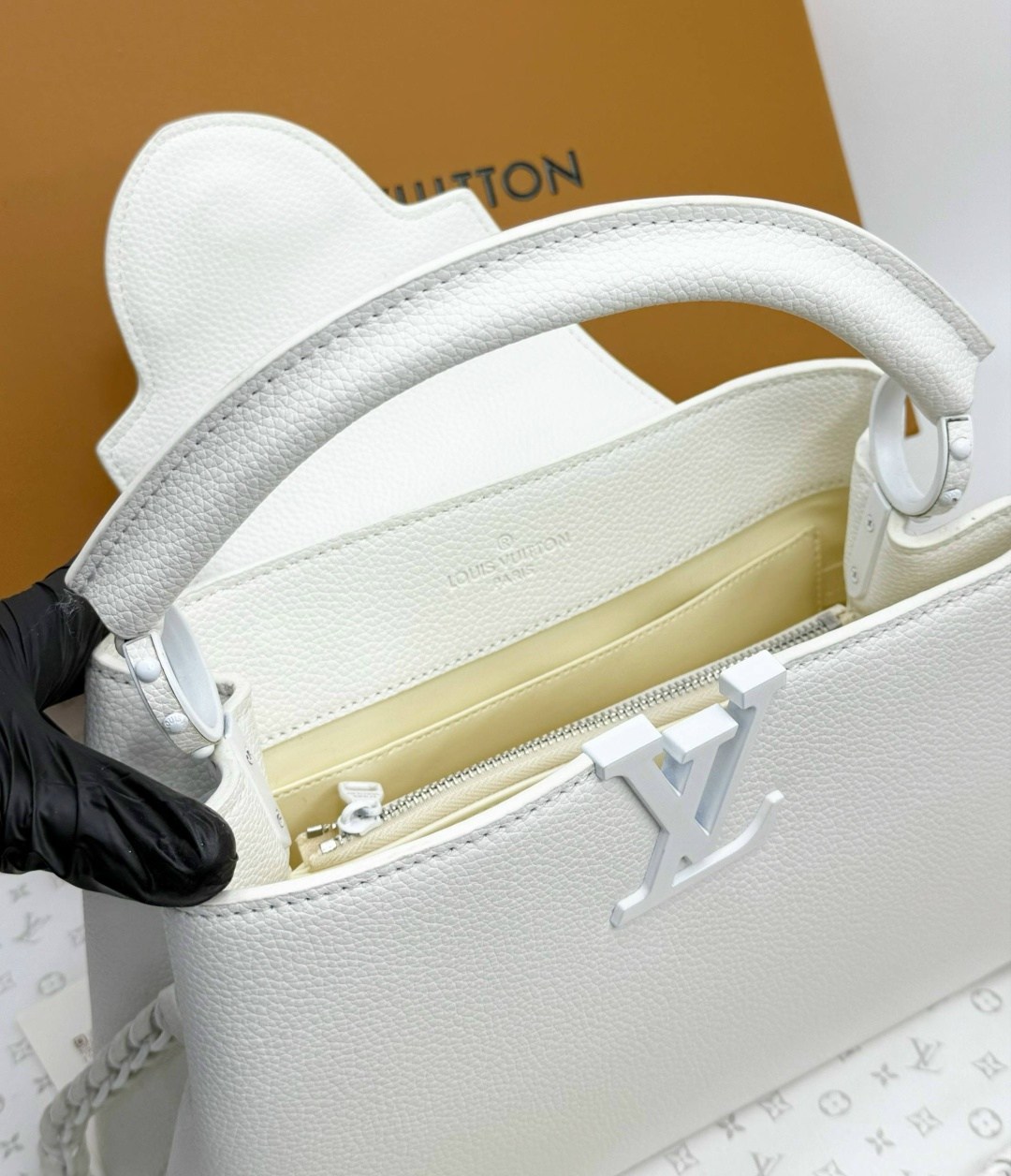 кожаная белая сумка louis vuitton capucines mini,сумка louis vuitton capucines,белые женские сумки louis vuitton,сумка женская louis vuitton,кожаная молочная сумка louis vuitton capucines mini