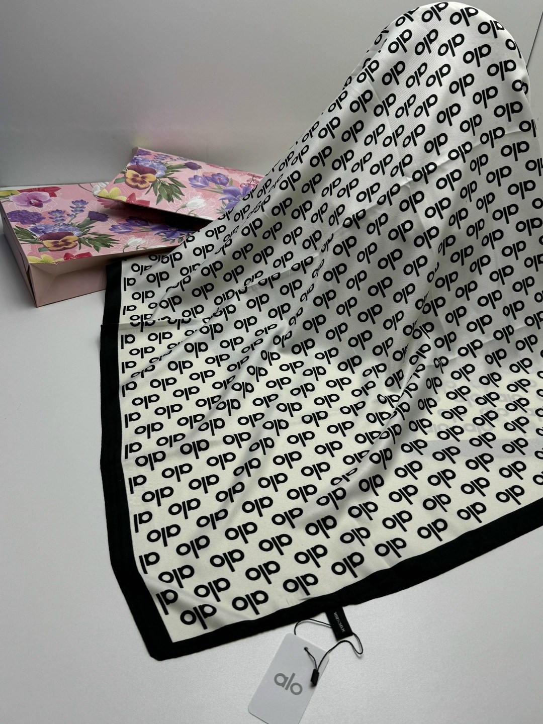 платки шарф,платок брендовый,шарфы для женщин,шелковый платок,платки квадратные