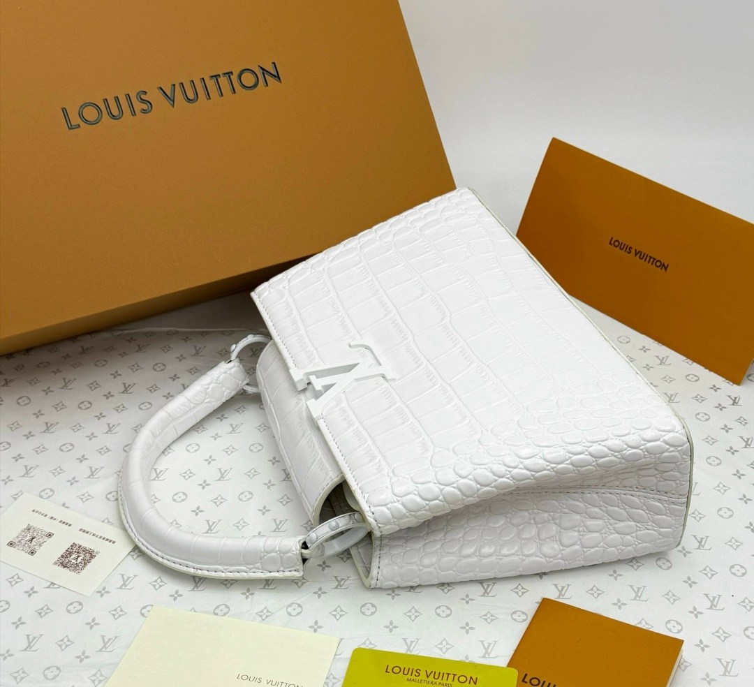 louis vuitton сумка на плечо,сумка louis vuitton,louis vuitton capucines,louis vuitton женская сумка,кожаная белая сумка louis vuitton capucines mini