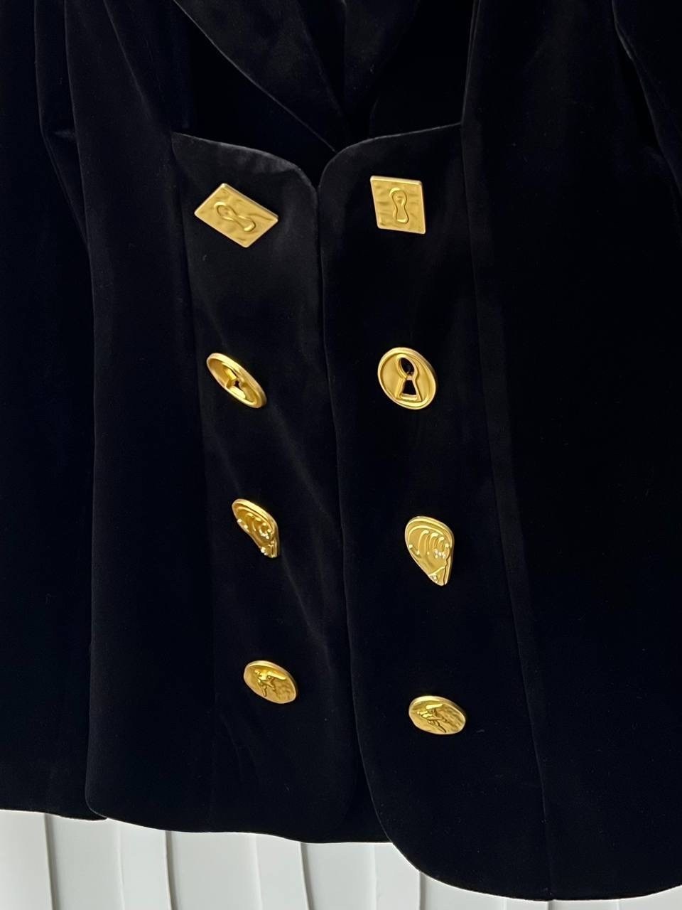 приталенный жакет из велюра черного цвета balmain,пиджак чёрный бархат balmain,велюровый пиджак женский,черный бархатный блейзер для женщин тонкий двубортный пиджак на пуговицах,бархатный пиджак