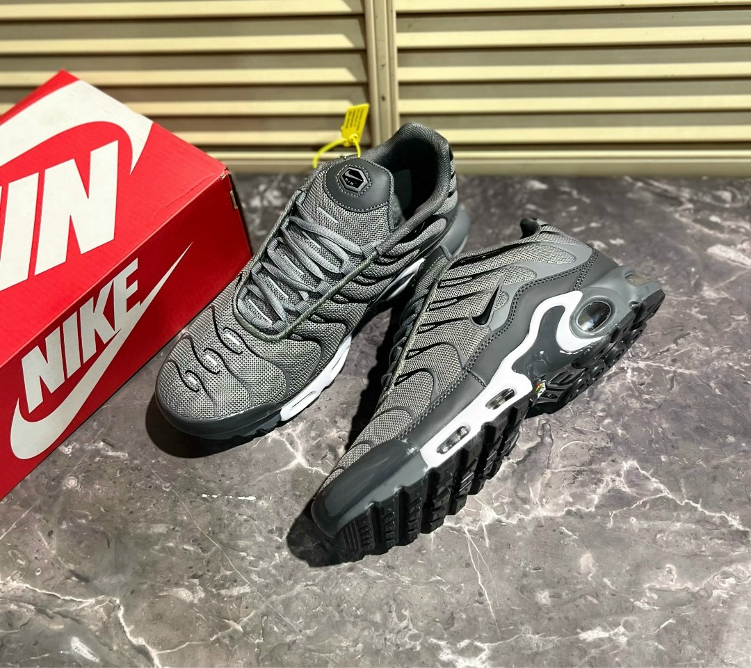 кроссовки nike air max tn plus,кроссовки мужские nike air max tn plus,nike air max tn plus,nike air max tn plus black,кроссовки air max plus tn осенние спортивные
