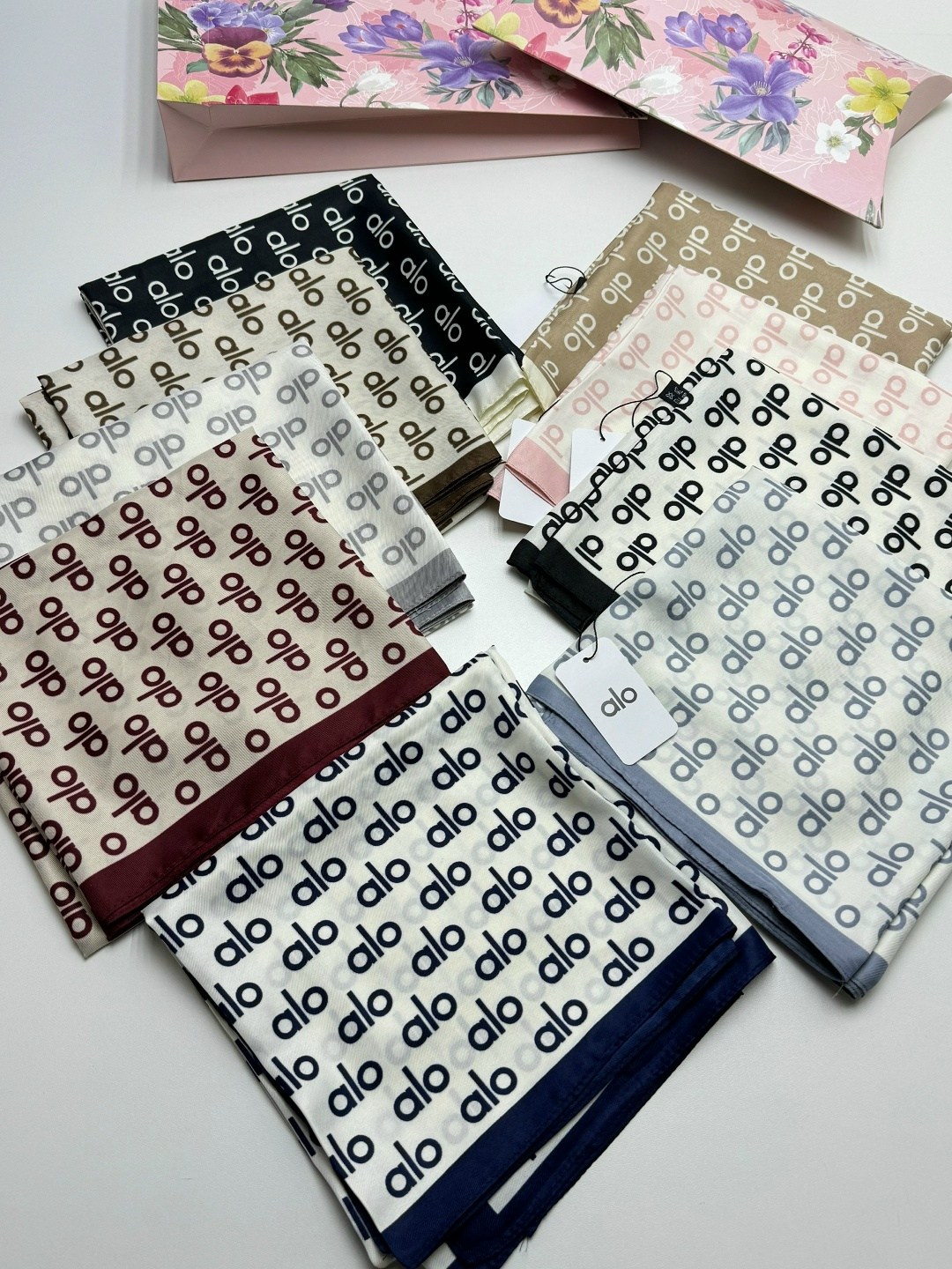 платки шарф,платок брендовый,шарфы для женщин,шелковый платок,платки квадратные