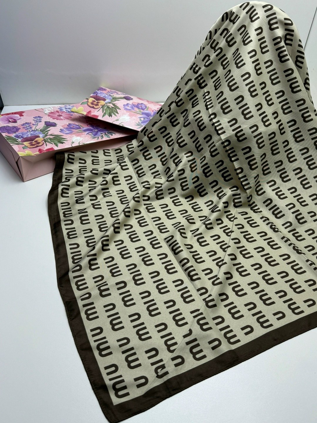 брендовый платок,платки женские,платок гуччи зеленый,платок диор зеленый,платки шарф