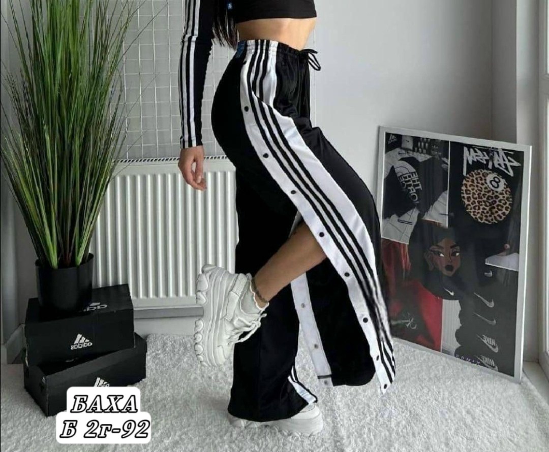 штаны черные,cпортивные штаны женские,женские брюки черные,широкие штаны адидас женские с лампасами,штаны с боковыми разрезами на заклёпках и с высокой посадкой на талии