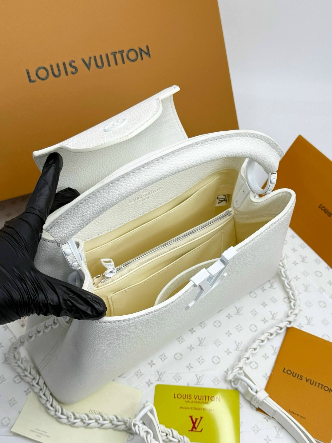 кожаная белая сумка louis vuitton capucines mini,сумка louis vuitton capucines,белые женские сумки louis vuitton,сумка женская louis vuitton,кожаная молочная сумка louis vuitton capucines mini