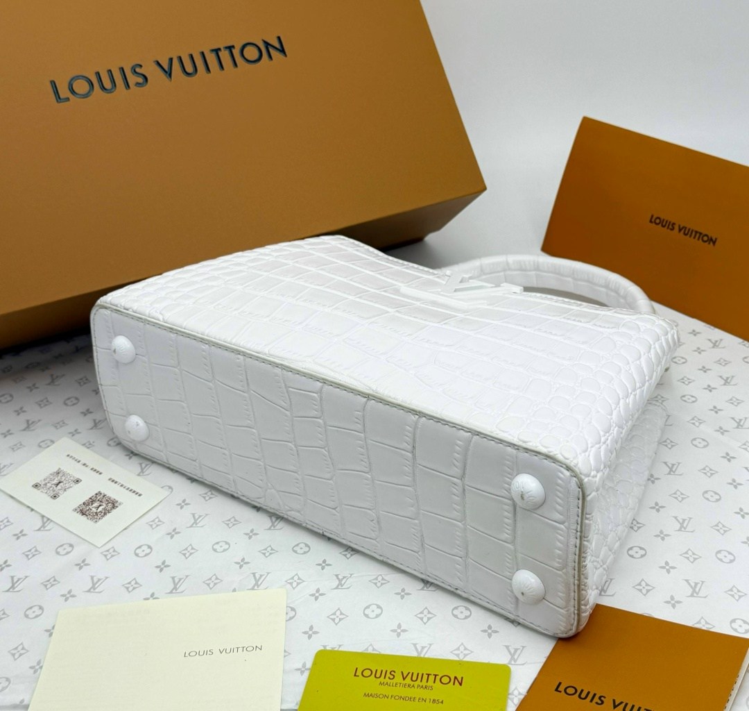 louis vuitton сумка на плечо,сумка louis vuitton,louis vuitton capucines,louis vuitton женская сумка,кожаная белая сумка louis vuitton capucines mini