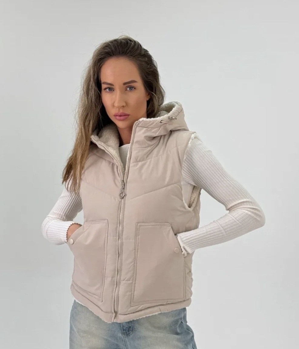 жилет утепленный с капюшоном стеганый безрукавка,женская жилетка,жилет утепленный стеганый безрукавка,жилет утепленный стеганый безрукавка цвет молочный,жилет утепленная