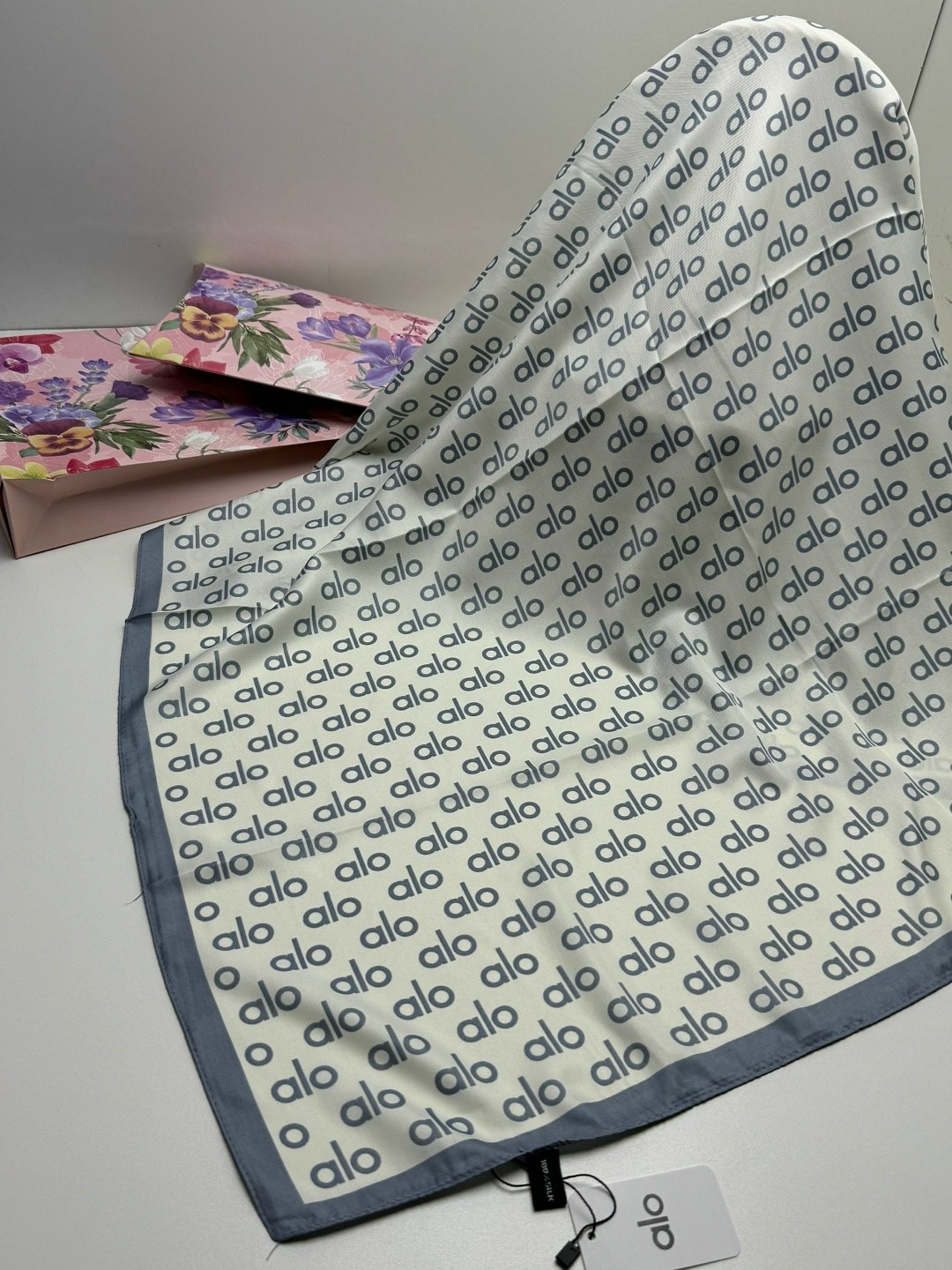 платки шарф,платок брендовый,шарфы для женщин,шелковый платок,платки квадратные