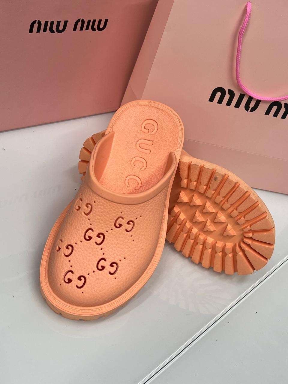 гуччи резиновые сабо,шлепки gucci женские,,шлепанцы женские,резиновые тапочки гуччи