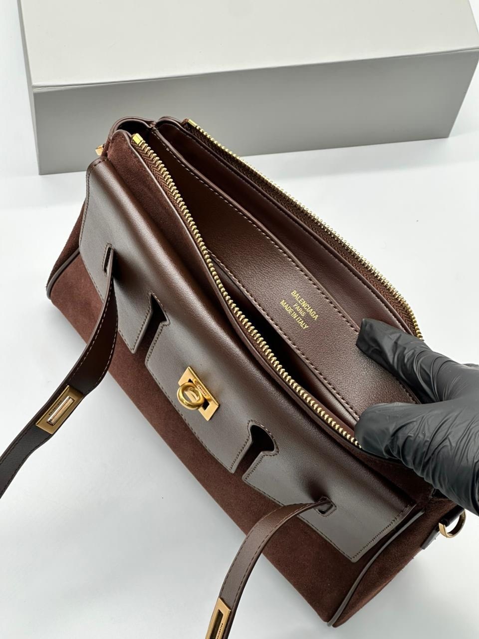 сумка balenciaga bel air женская замшевая vera pelle,сумка из натуральной кожи balenciaga женская,женская замшевая сумка balenciaga коричневая с кожаными вставками,женская сумка из натуральной замши и