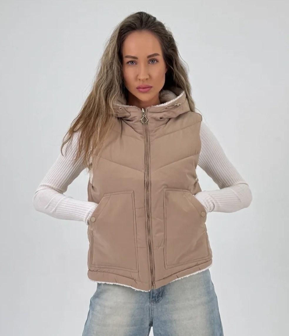 жилет утепленный с капюшоном стеганый безрукавка,женская жилетка,жилет утепленный стеганый безрукавка,жилет утепленный стеганый безрукавка цвет молочный,жилет утепленная