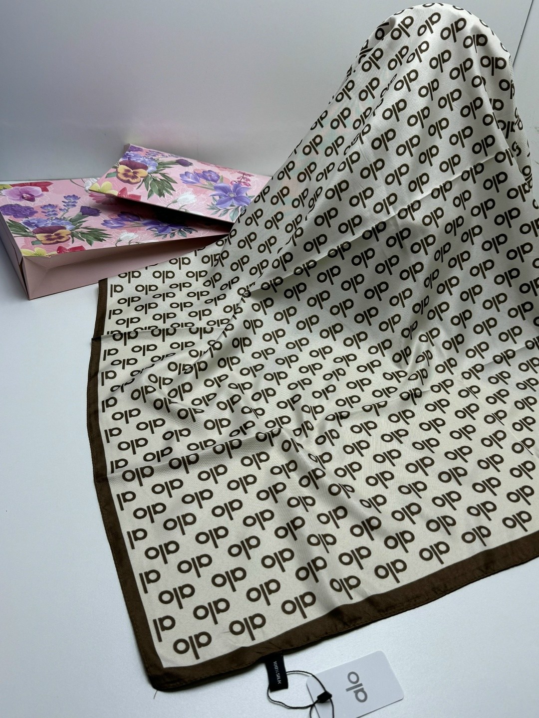 платки шарф,платок брендовый,шарфы для женщин,шелковый платок,платки квадратные