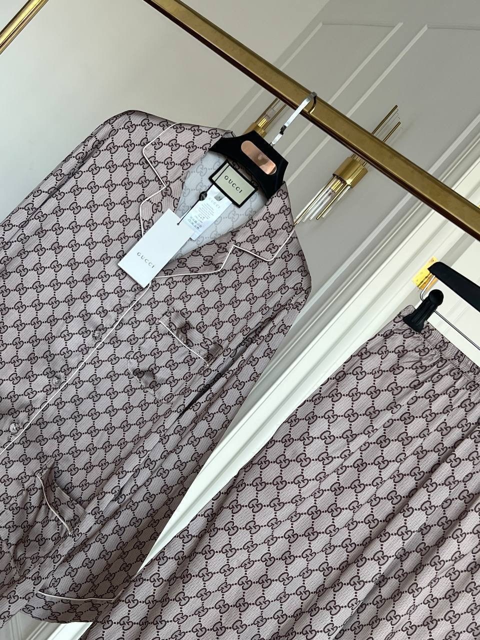 костюм шелковый женский в пижамном стиле gucci,брендовый пижамный костюм "gucci",костюм шелковый,костюм в пижамном стиле gucci,женские костюмы