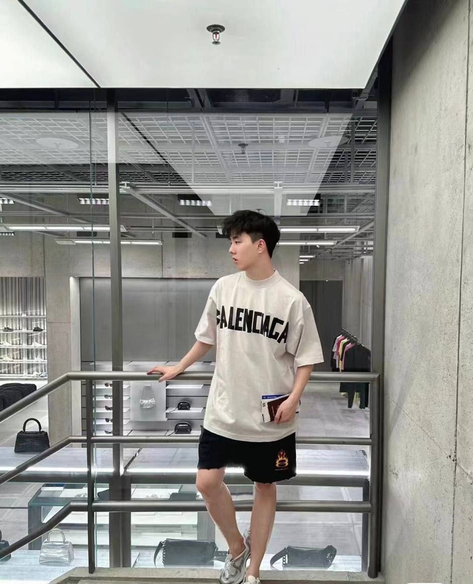 футболка с коротким рукавом в стиле balenciaga,balenciaga футболка,белая футболка balenciaga,футболка balenciaga copy 1:1 из хлопка,женская футболка balenciaga