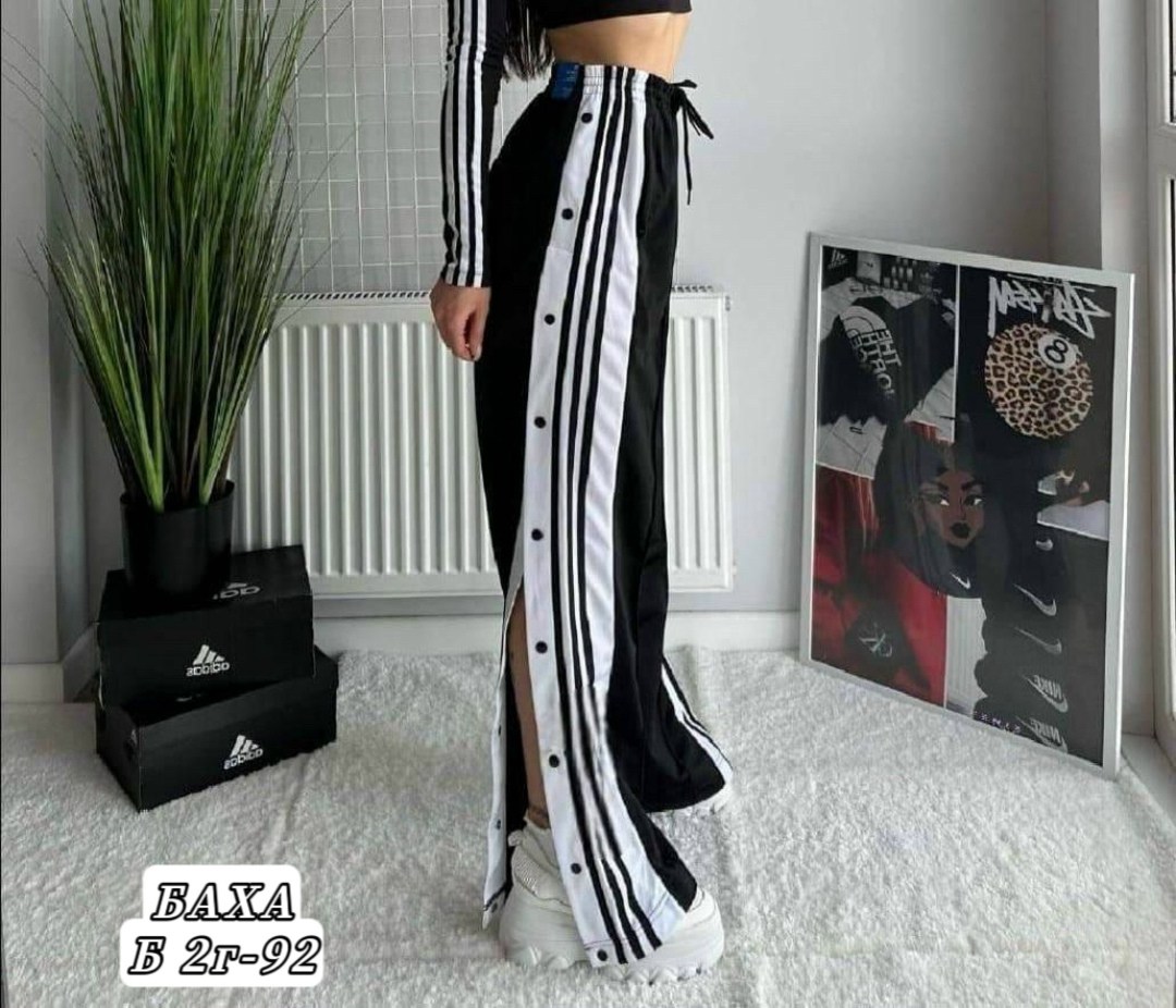 штаны черные,cпортивные штаны женские,женские брюки черные,широкие штаны адидас женские с лампасами,штаны с боковыми разрезами на заклёпках и с высокой посадкой на талии