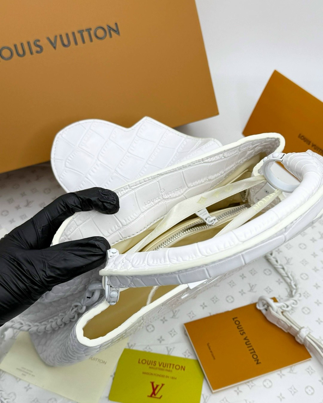 louis vuitton сумка на плечо,сумка louis vuitton,louis vuitton capucines,louis vuitton женская сумка,кожаная белая сумка louis vuitton capucines mini