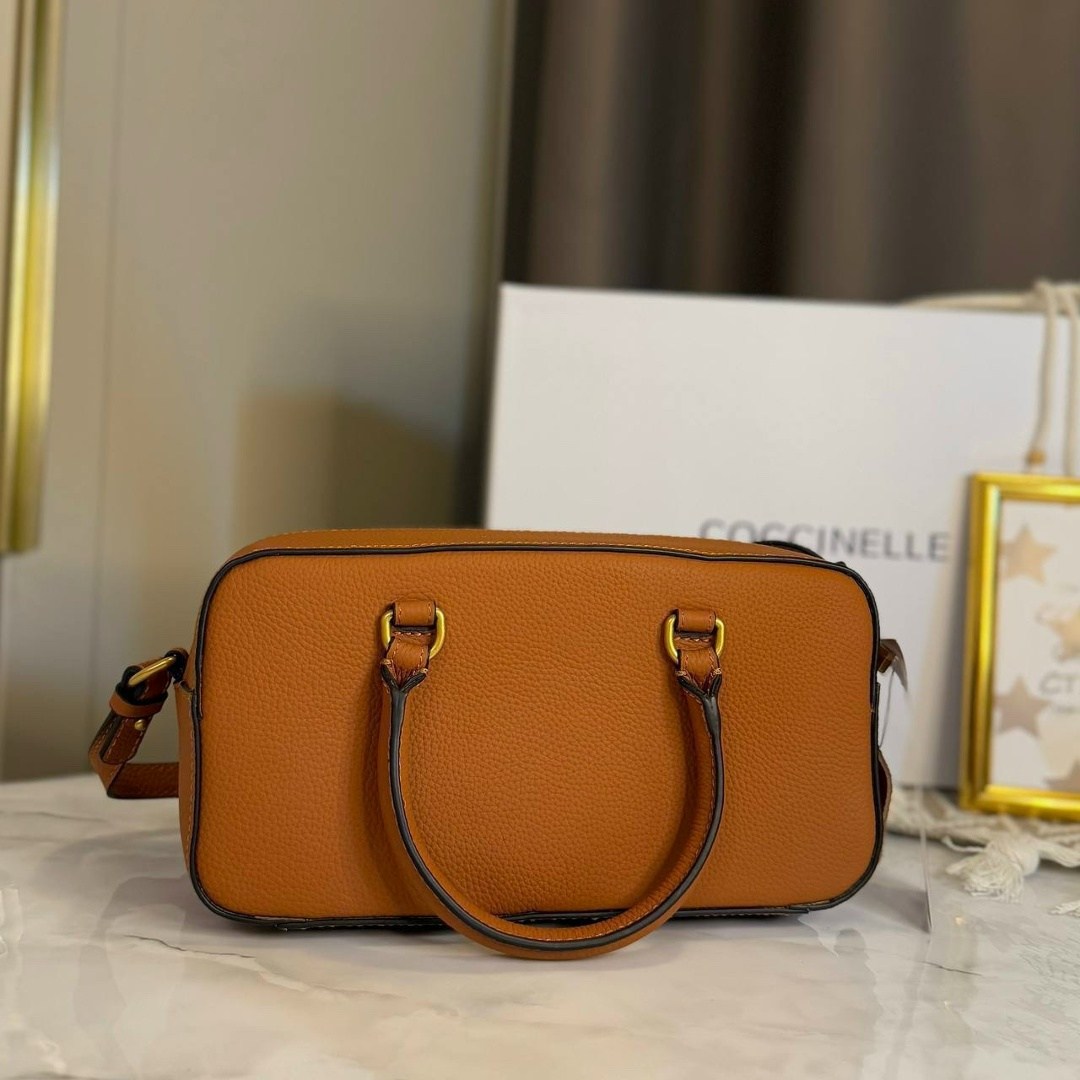 сумка coccinelle,сумочка из зернистой кожи coccinelle beat soft medium черный,сумка женская,coccinelle сумка женская,сумка beat soft из тисненой кожи coccinelle черный