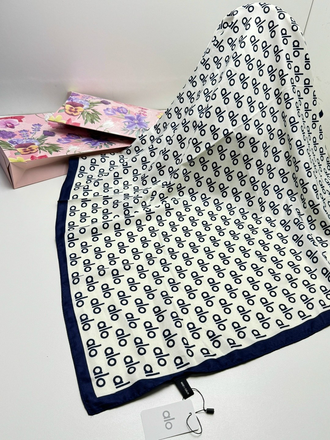 платки шарф,платок брендовый,шарфы для женщин,шелковый платок,платки квадратные