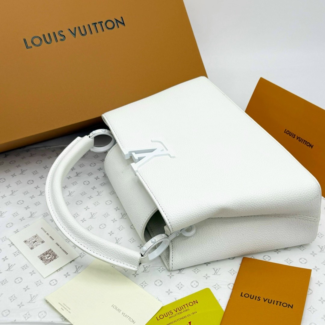кожаная белая сумка louis vuitton capucines mini,сумка louis vuitton capucines,белые женские сумки louis vuitton,сумка женская louis vuitton,кожаная молочная сумка louis vuitton capucines mini