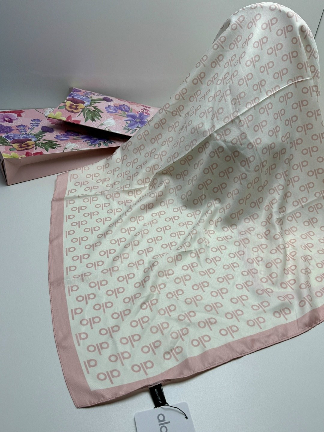 платки шарф,платок брендовый,шарфы для женщин,шелковый платок,платки квадратные