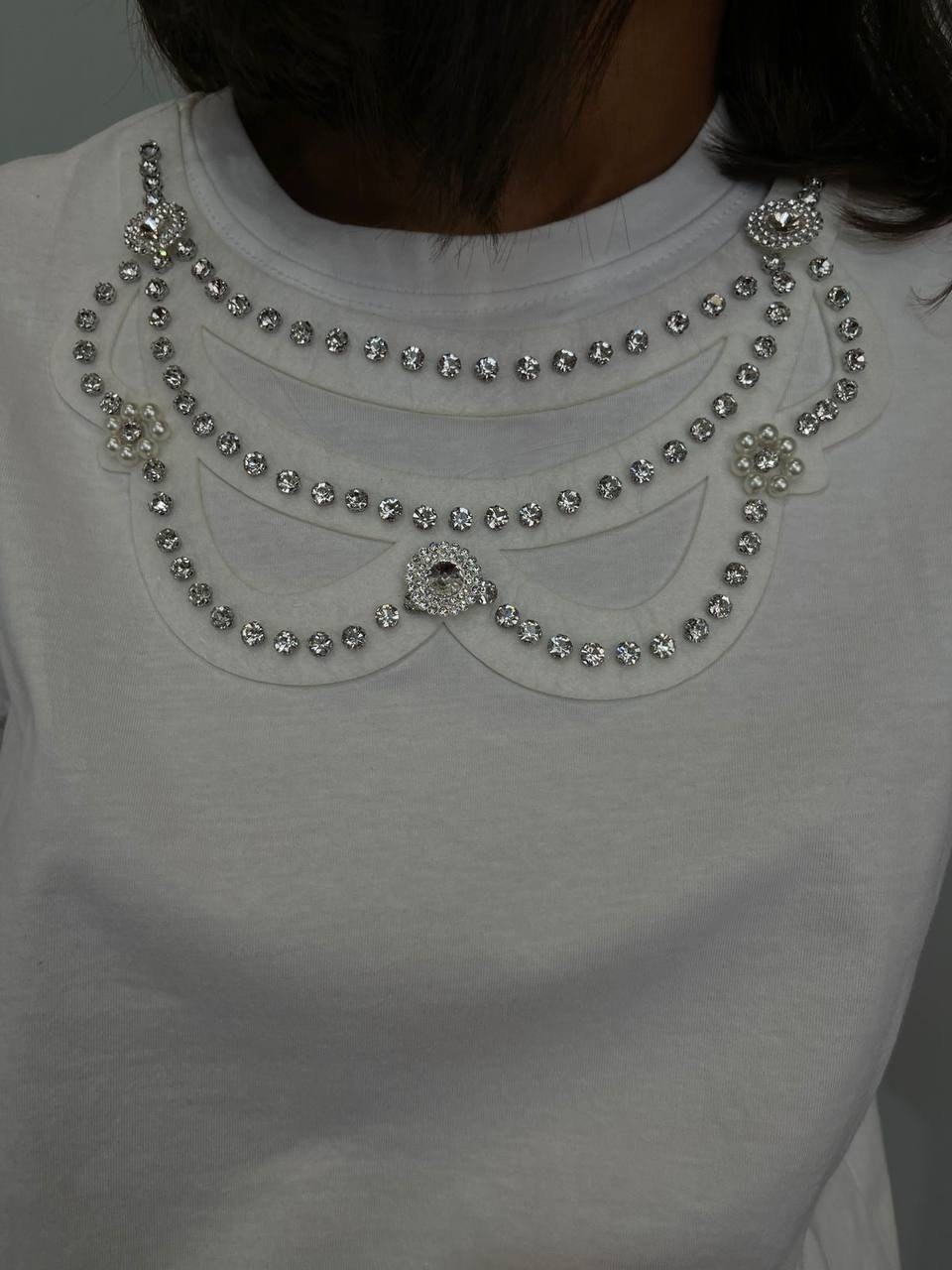 футболки женская,футболка оверсайз с цепочкой из страз sela,женская футболка со стразами,футболка оверсайз со стразам,белая женская футболка