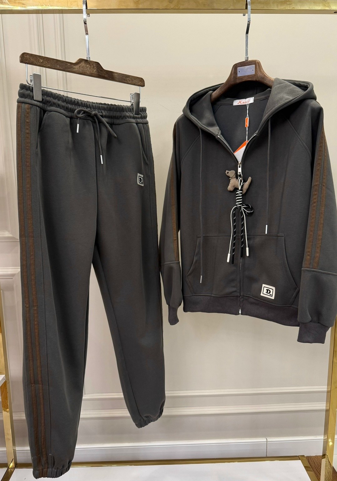 костюм спортивный,спортивные костюмы мужские,спортивный костюм мужской оригинал коричневого цвета,мужской костюм christian dior,костюм спортивный brunello cucinelli