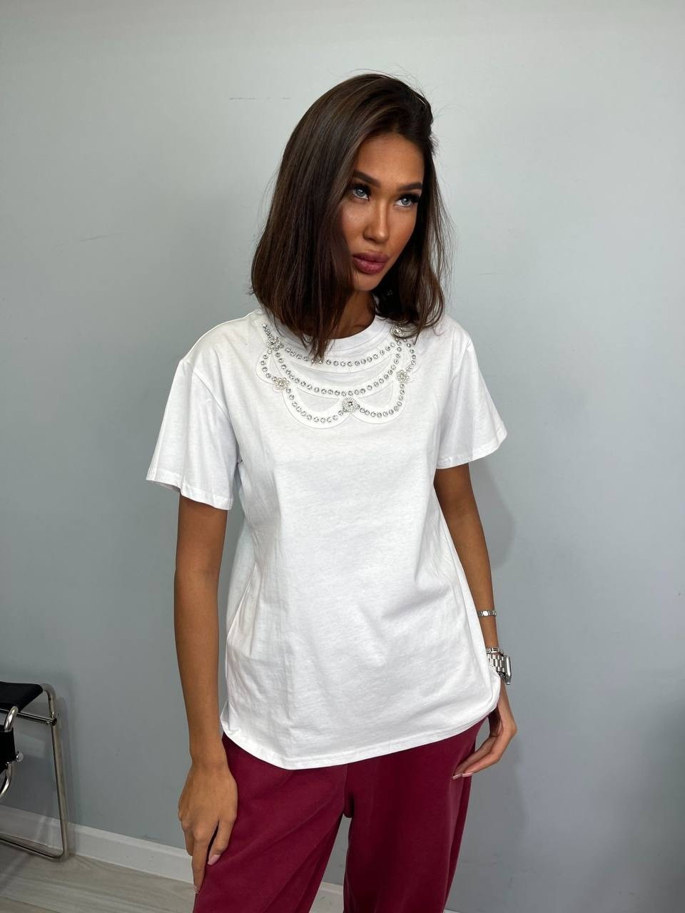 футболки женская,футболка оверсайз с цепочкой из страз sela,женская футболка со стразами,футболка оверсайз со стразам,белая женская футболка