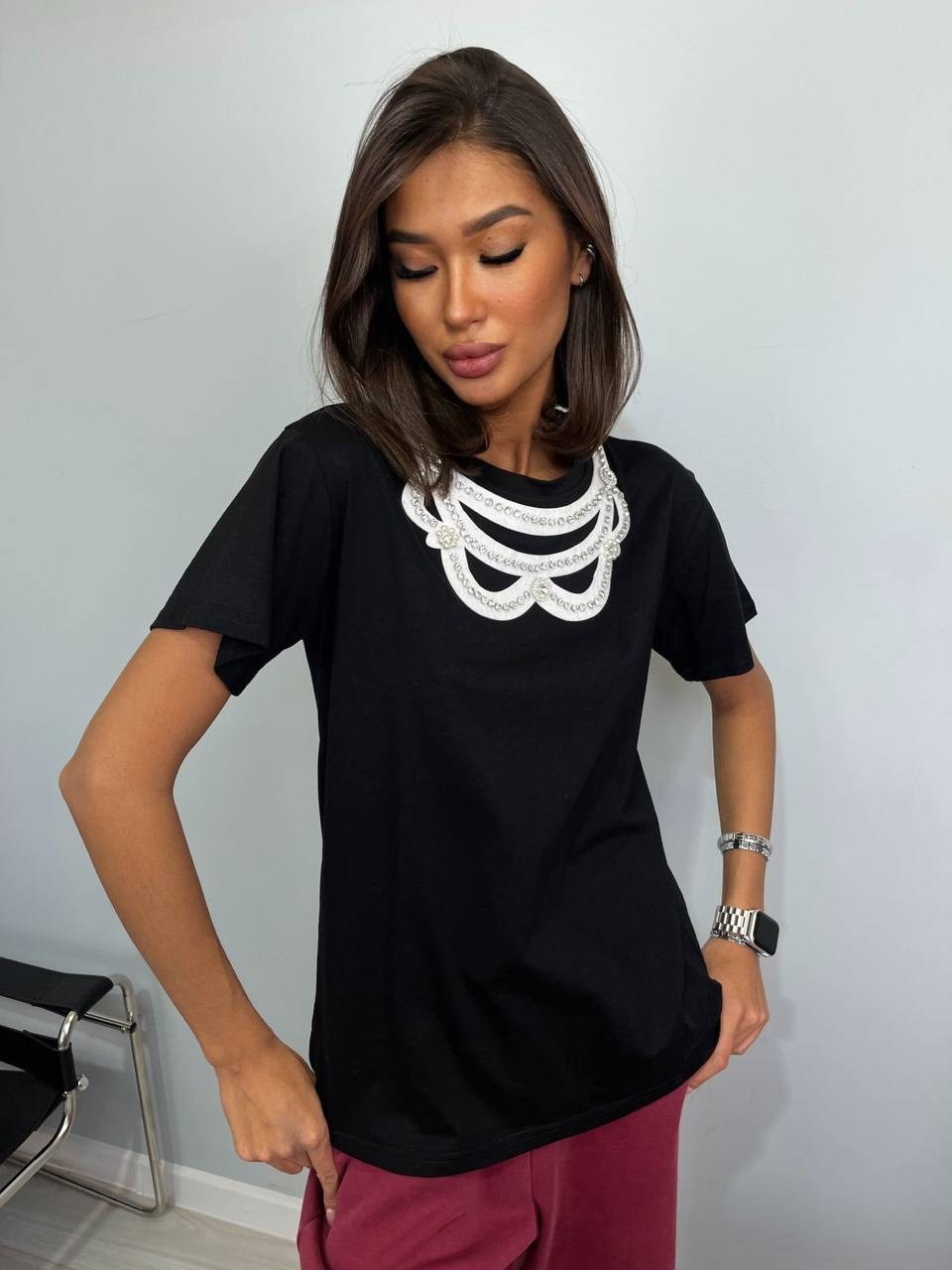 футболки женская,футболка оверсайз с цепочкой из страз sela,женская футболка со стразами,футболка оверсайз со стразам,белая женская футболка