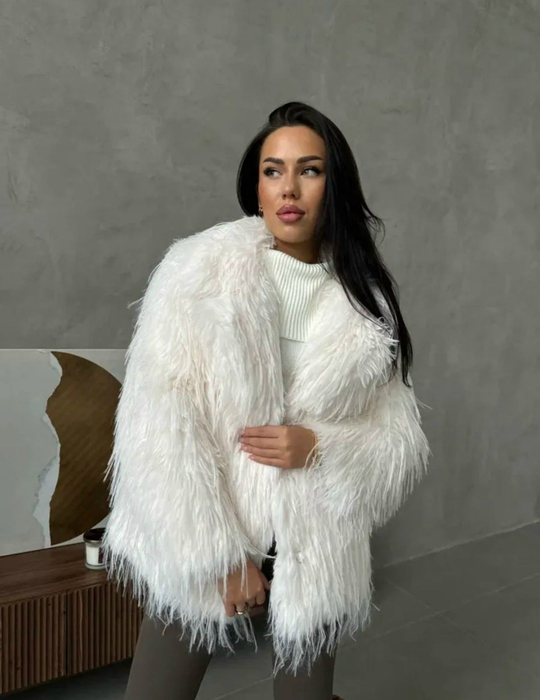 женская шуба из меха ламы белого цвета,шуба под страуса короткая с искусственным мехом,белая шуба,шуба,искусственная шуба