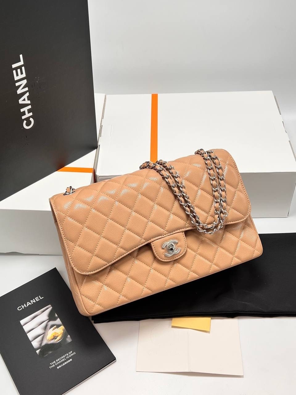 сумка chanel,сумка шанель,сумка шанель chanel 2.55 flap бежевая с фурнитурой серебро,женская серая кожаная сумка chanel 11.12 jumbo classic flap bag,сумочка шанель