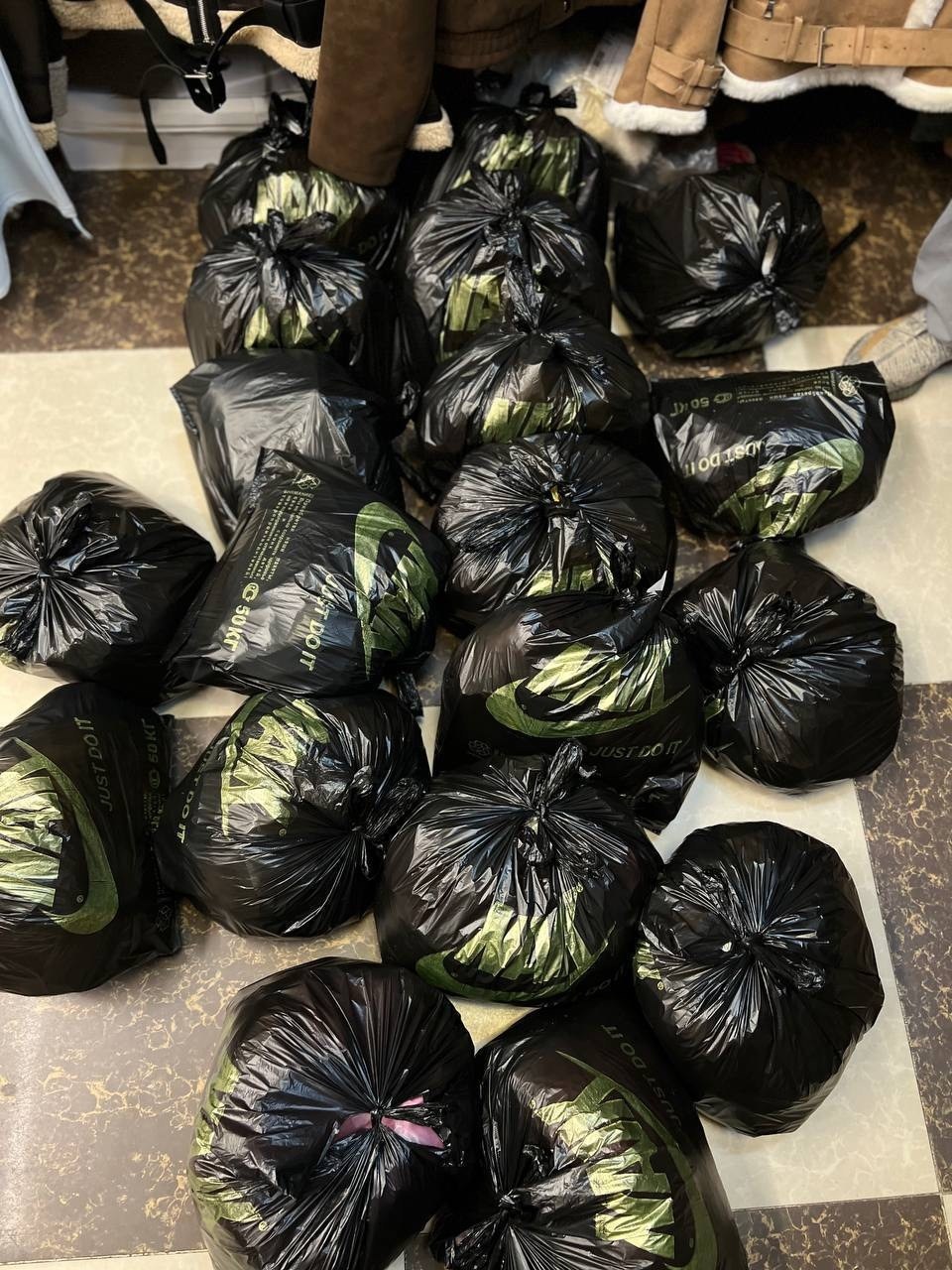 пакет с мусором,мешок мусора,мусор мусор,мусор,черный мусорный пакет