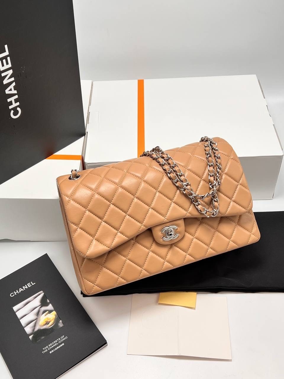 сумка chanel,сумка шанель,сумка шанель chanel 2.55 flap бежевая с фурнитурой серебро,женская серая кожаная сумка chanel 11.12 jumbo classic flap bag,сумочка шанель