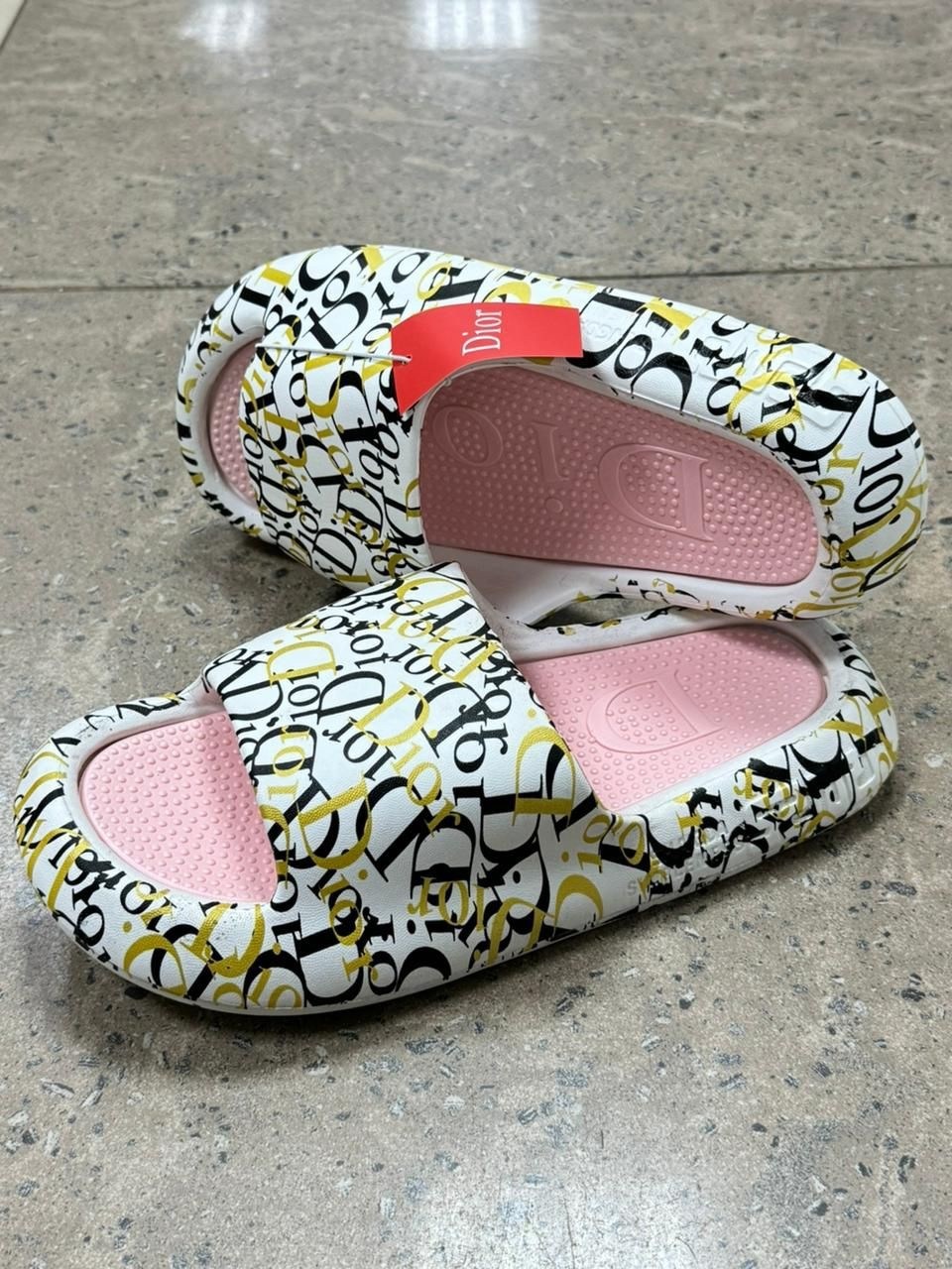 ,тапочки модные,шлепанцы женские,модные шлепанцы,летние тапочки