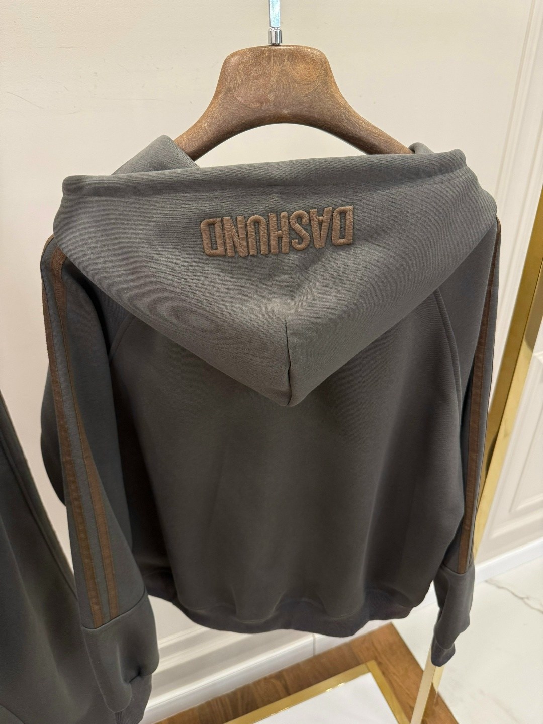 костюм спортивный,спортивные костюмы мужские,спортивный костюм мужской оригинал коричневого цвета,мужской костюм christian dior,костюм спортивный brunello cucinelli