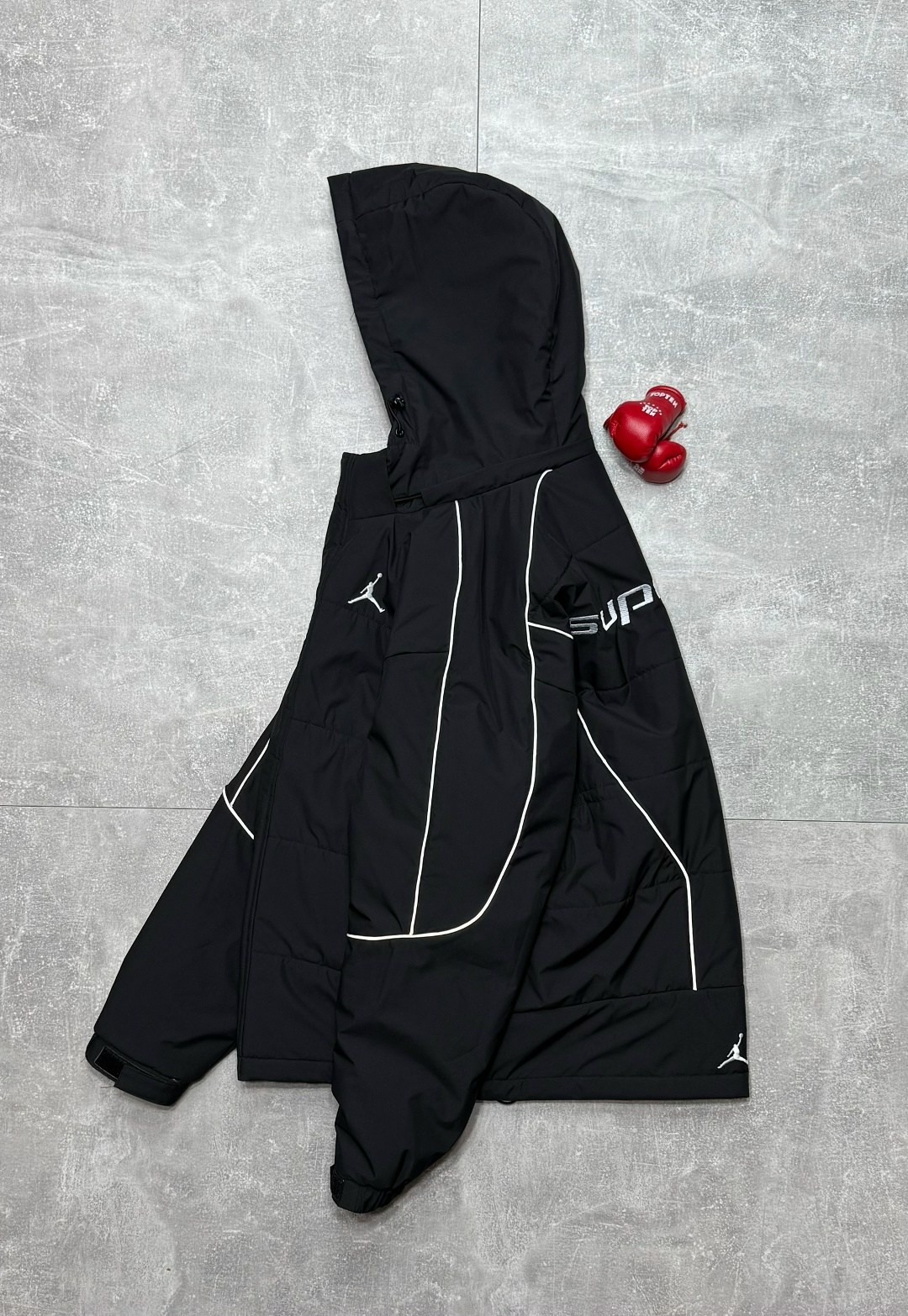 куртка-пуховик jordan essential puffer da9806-010,куртка jordan,куртка jordan essentials,куртка для мужчин холлофайбер,куртка демисезонная