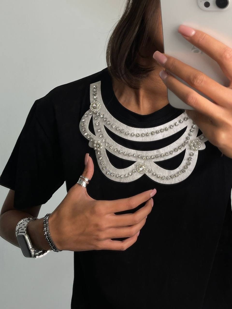 футболки женская,футболка оверсайз с цепочкой из страз sela,женская футболка со стразами,футболка оверсайз со стразам,белая женская футболка