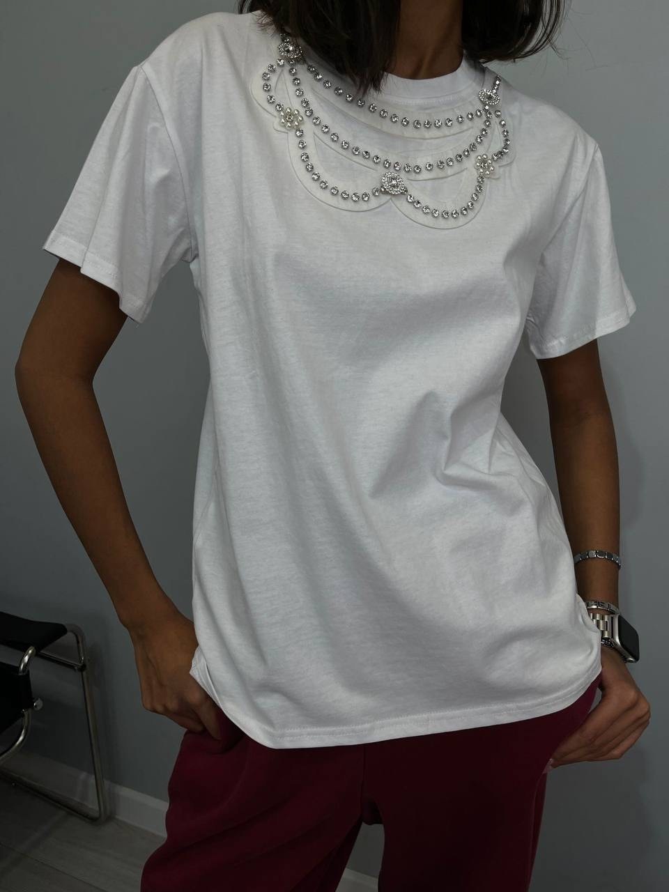футболки женская,футболка оверсайз с цепочкой из страз sela,женская футболка со стразами,футболка оверсайз со стразам,белая женская футболка