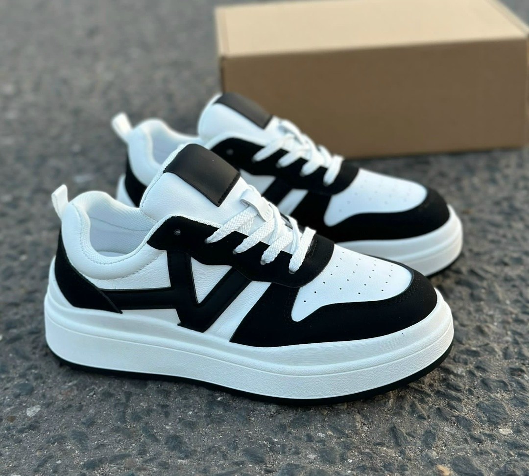 ,женские кроссовки,кроссовки модные,кроссовки,повседневные кроссовки