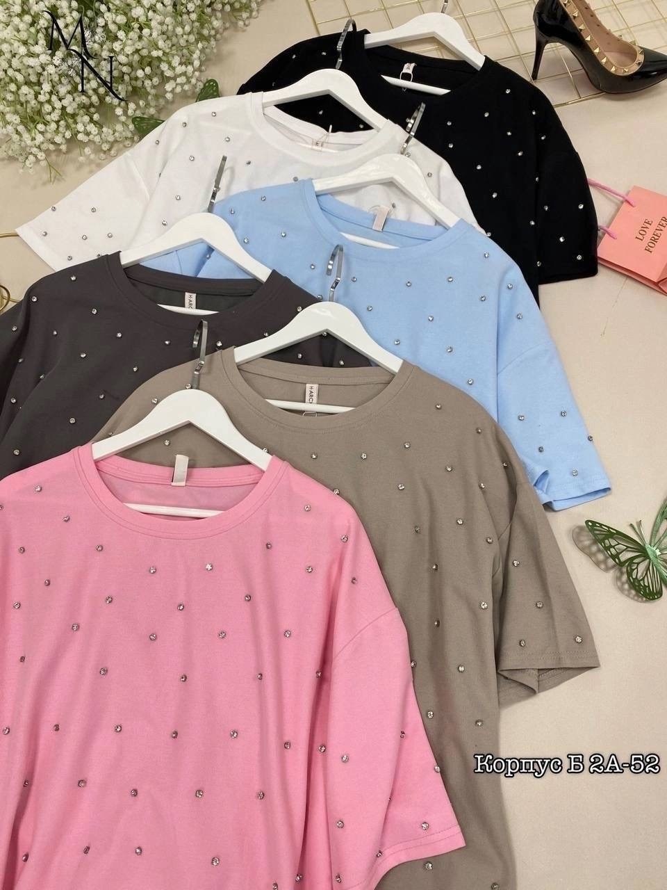 футболка свободная оверсайз хлопок со стразами камнями lux brand,удлиненная футболка модная туника оверсайз со стразами brand mix,удлиненная футболка туника oversize со стразами adelelove,модные образ