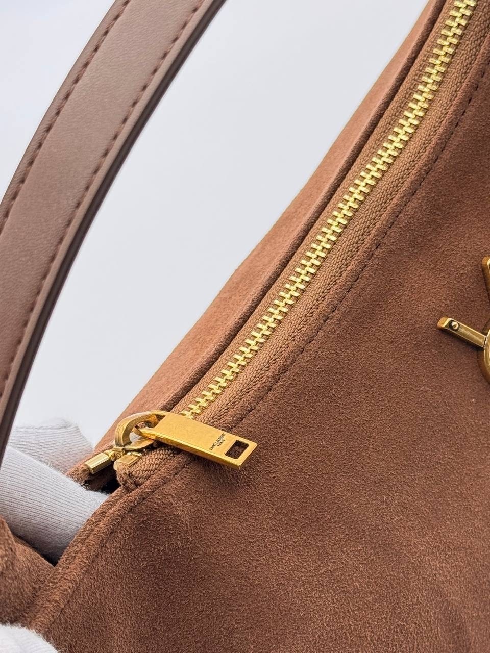 женская замшевая сумка yves saint laurent 37x29 см,кожаная сумка-хобо le 5 à 7 saint laurent коричневый,женская замшевая сумка saint laurent коричневая,yves saint laurent сумка замшевая,замшевая сумка