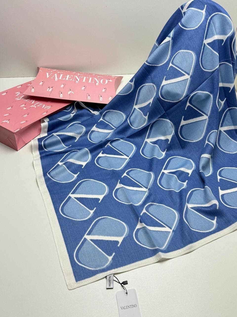 платок valentino шелк,платок valentino,платок брендовый,шелковый платок,женские платки