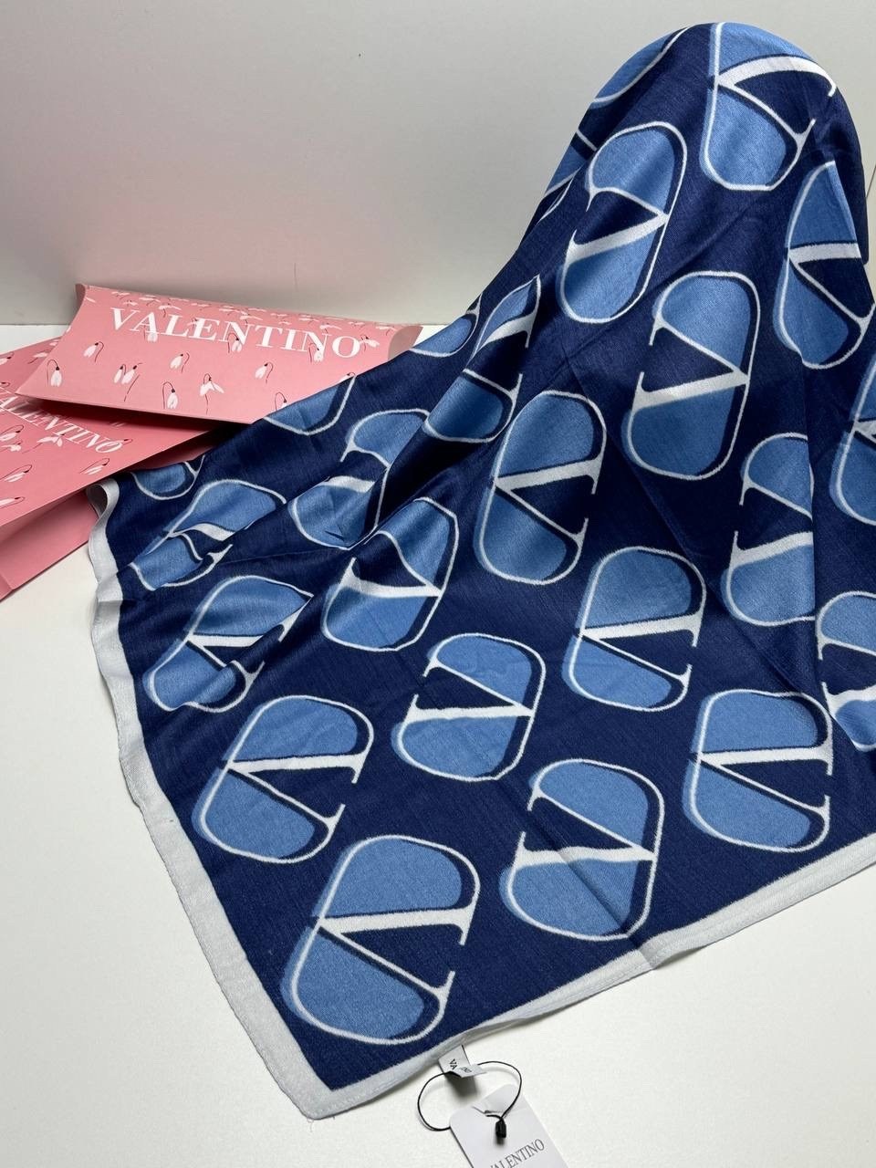 платок valentino шелк,платок valentino,платок брендовый,шелковый платок,женские платки