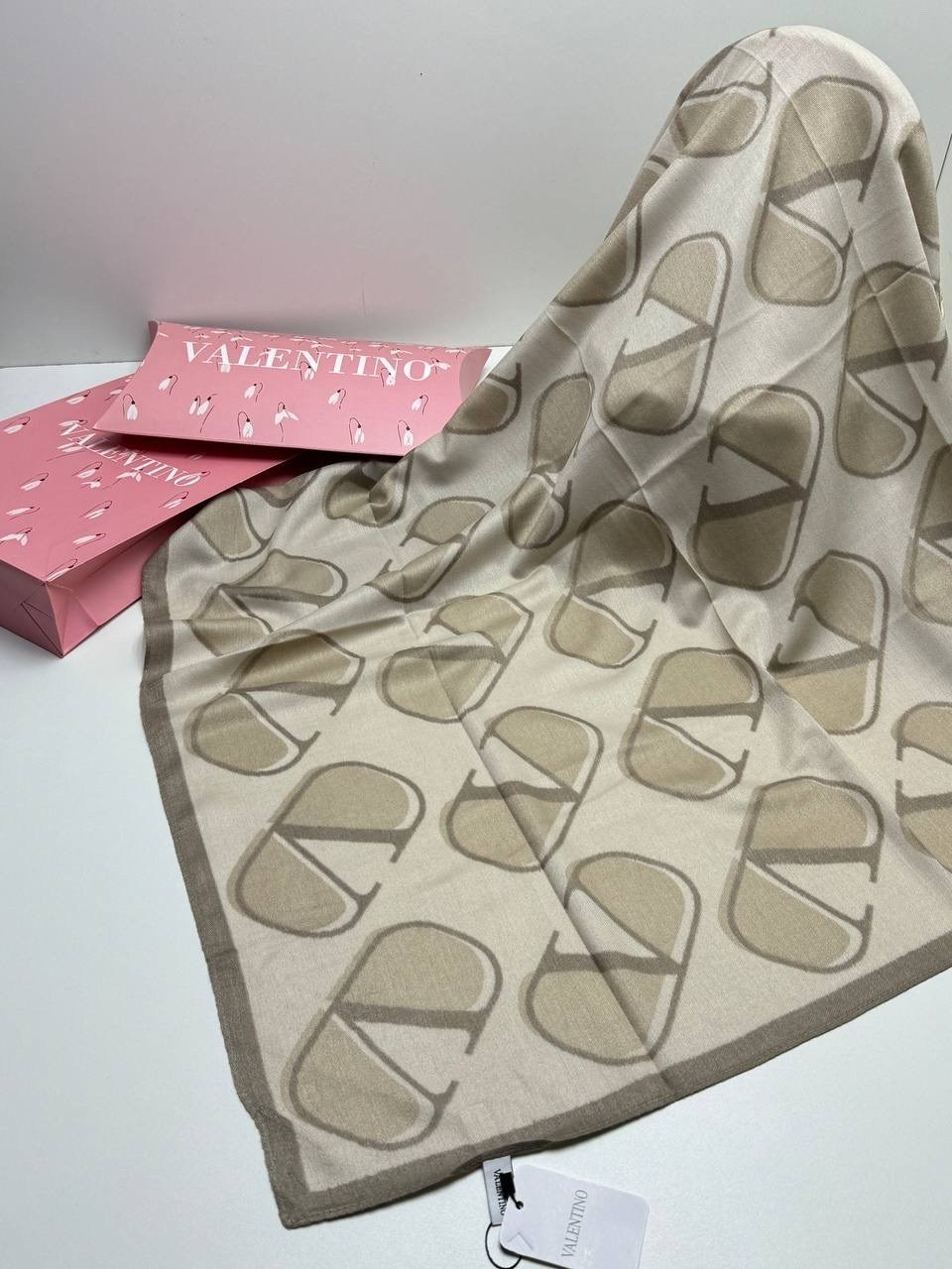 платок valentino шелк,платок valentino,платок брендовый,шелковый платок,женские платки