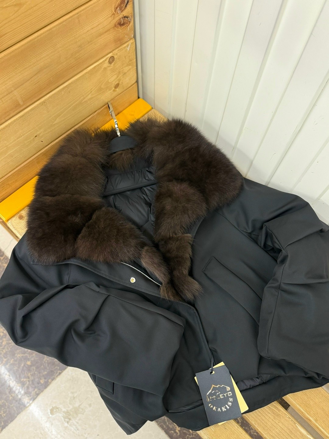 женская куртка на утином пуху с воротником из натурального лисьего меха,короткая куртка-пуховик из натурального лисьего меха,пуховик с натуральным мехом,куртка на утином пуху с воротником из лисьего м