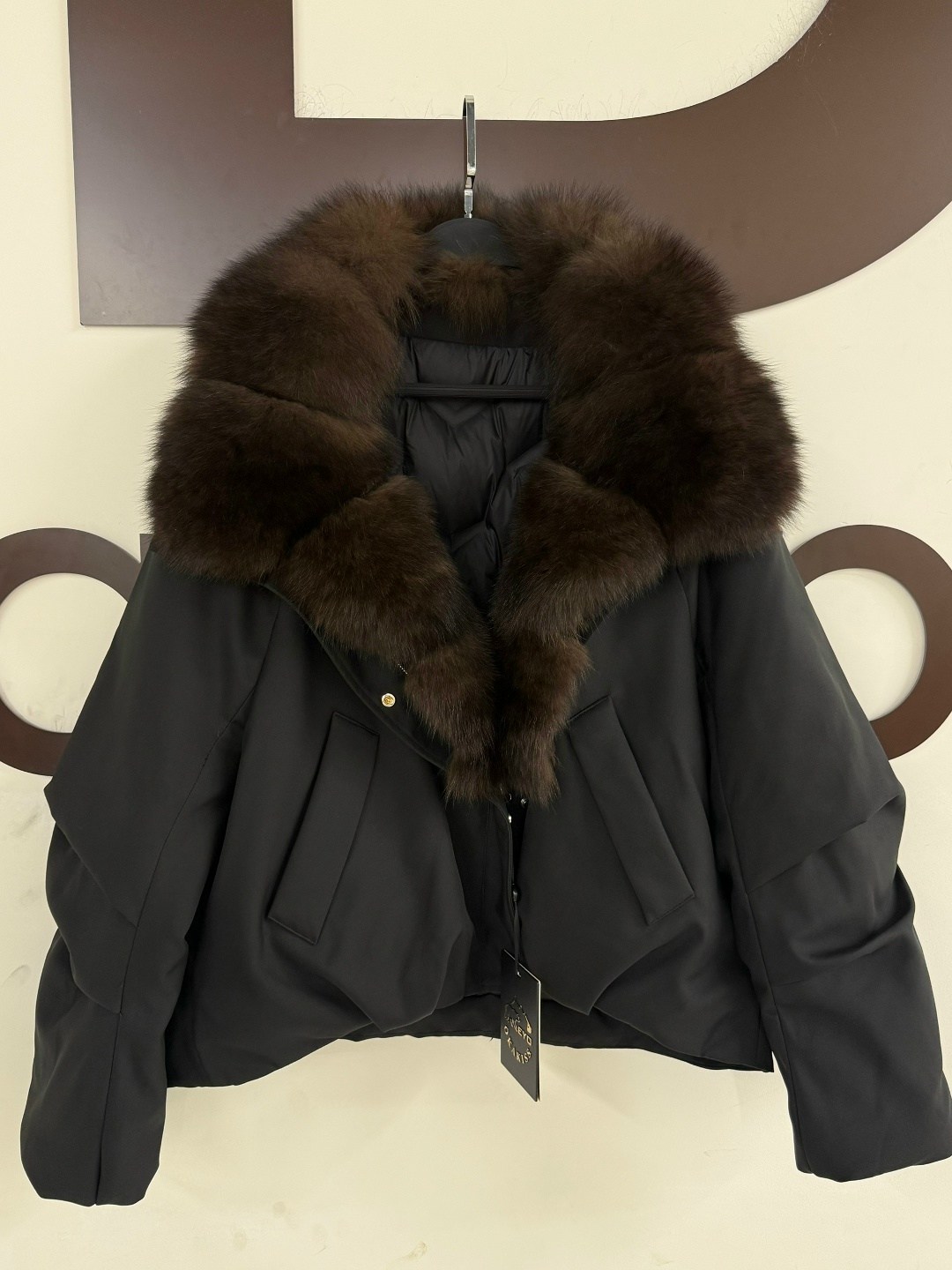 женская куртка на утином пуху с воротником из натурального лисьего меха,короткая куртка-пуховик из натурального лисьего меха,пуховик с натуральным мехом,куртка на утином пуху с воротником из лисьего м