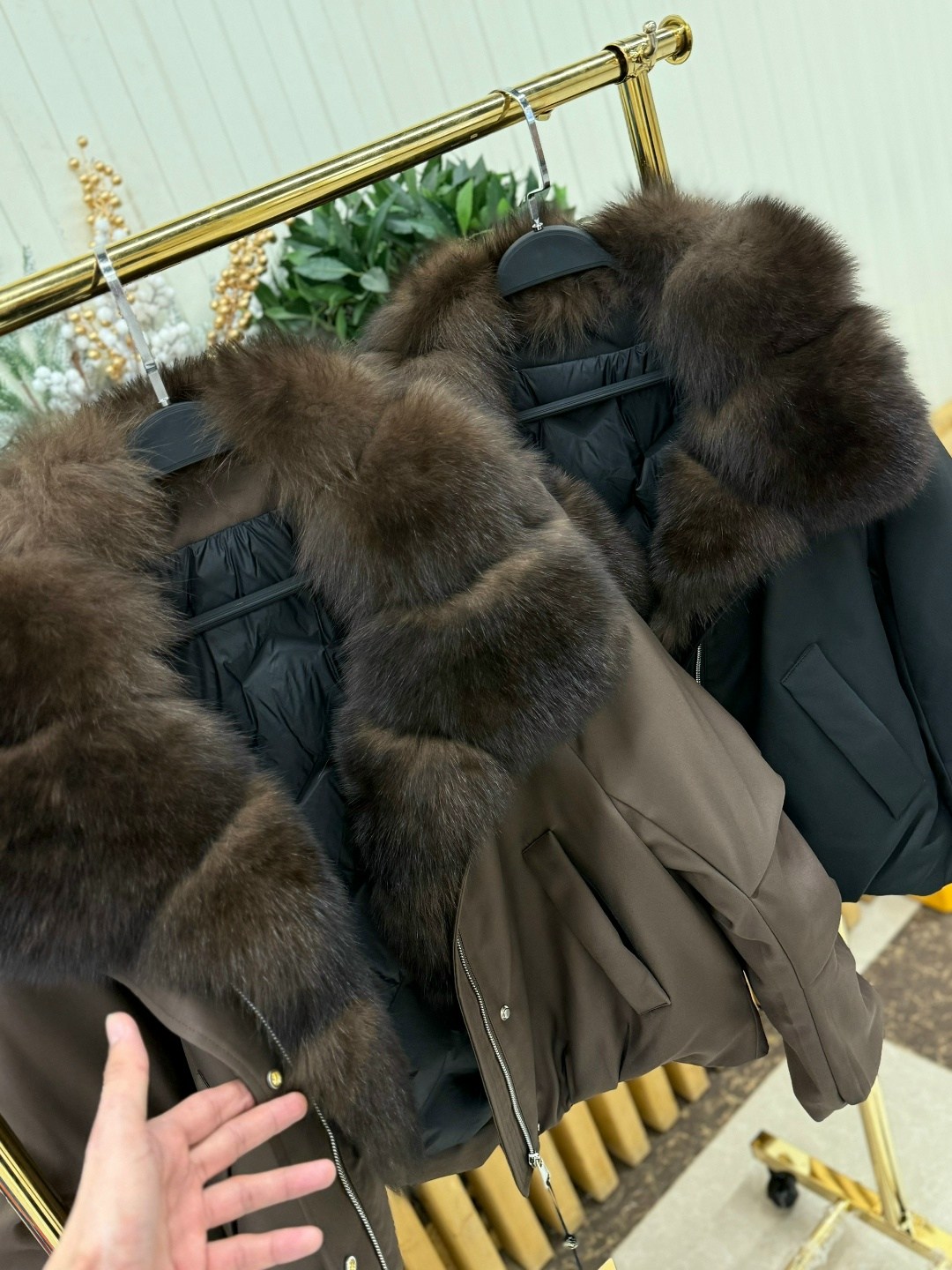 женская куртка на утином пуху с воротником из натурального лисьего меха,короткая куртка-пуховик из натурального лисьего меха,пуховик с натуральным мехом,куртка на утином пуху с воротником из лисьего м