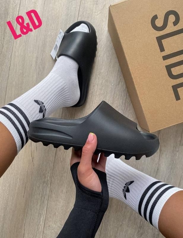 шлепки yeezy slide,модные тапочки,тапки yeezy slide,adidas yeezy slide resin,летние тапочки
