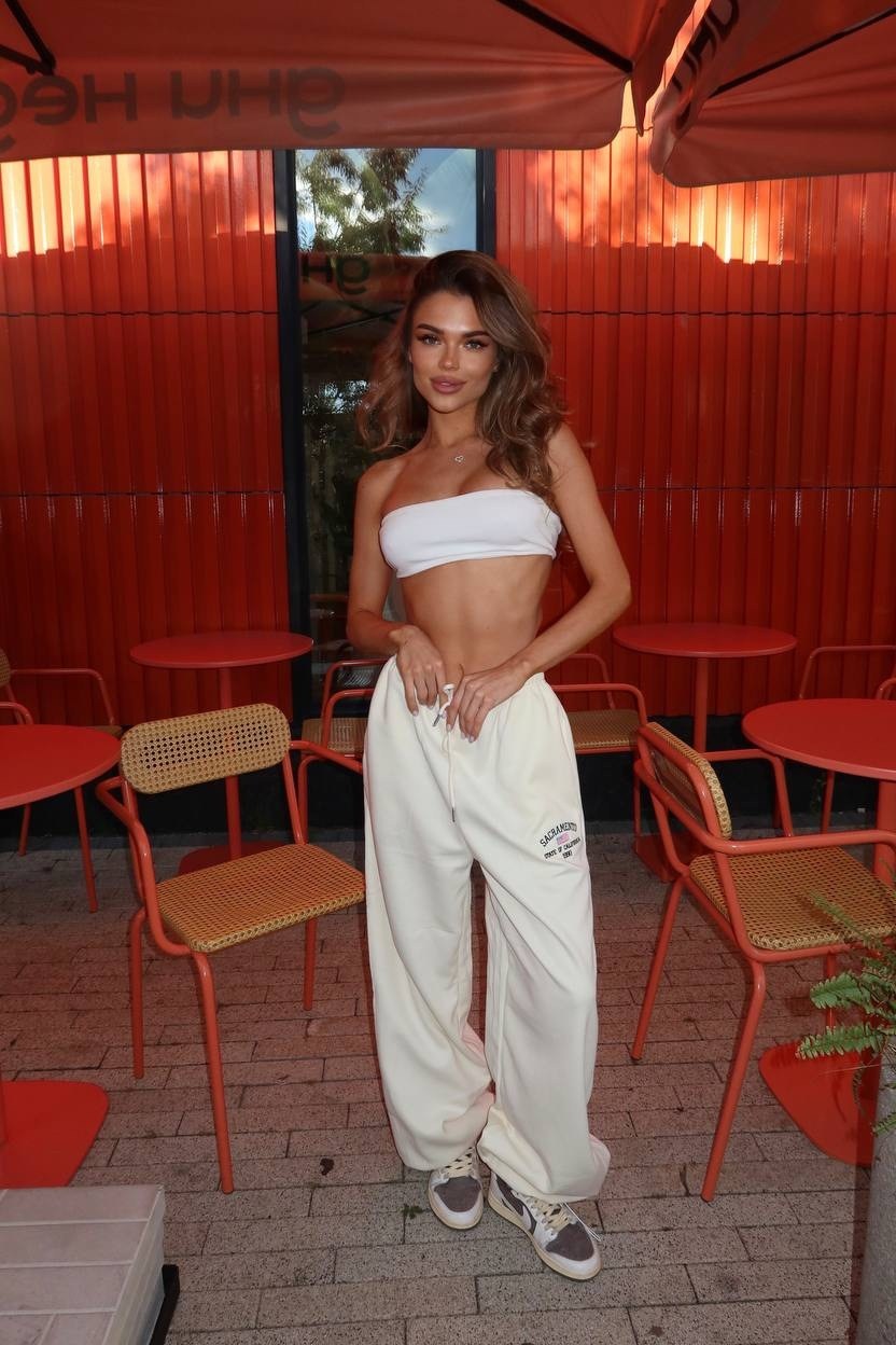 девушка,худые девушки,стройная девушка,штаны розовые,наряд со спортивными штанами